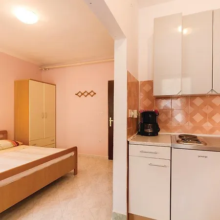 Apartman Awesome In Novigrad With Kitchen