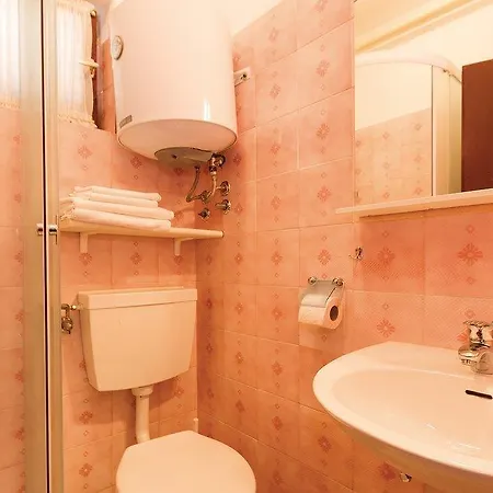 Awesome In Novigrad With Kitchen Apartman