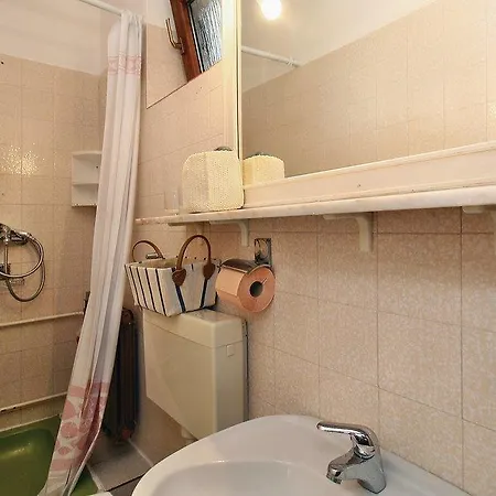 Awesome In Novigrad With Kitchen Apartman *