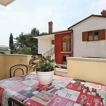 Awesome In Novigrad With Kitchen Apartman