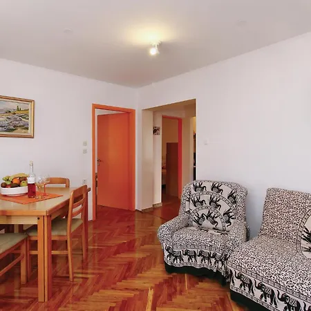 Awesome In Novigrad With Kitchen Apartman