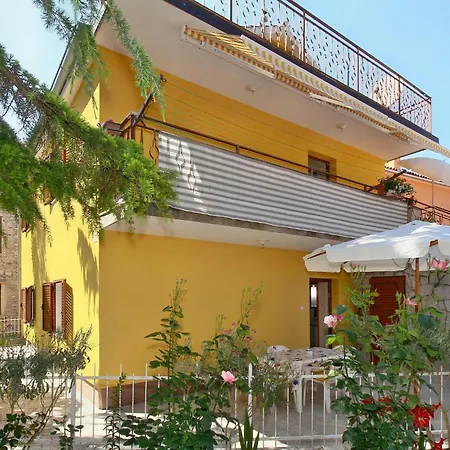 Apartman Awesome In Novigrad With Kitchen