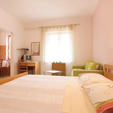 2 Bedroom Lovely In Novigrad Appartamento