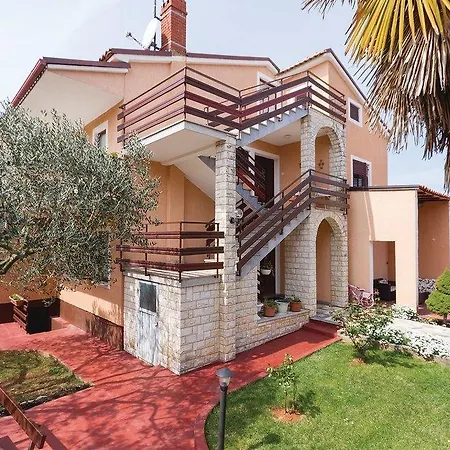 2 Bedroom Lovely In Novigrad Novigrad Istria